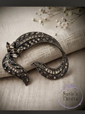Vintage Unsigned Beauty Gunmetal & Smoky Crystal Leaf Brooch